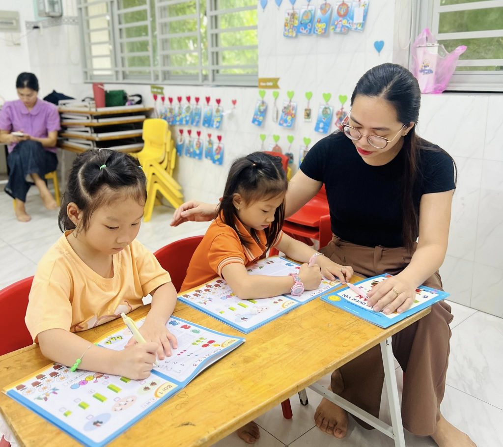 Câu lạc bộ Khủng Long Nhí